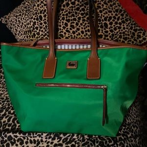 Kelly green Dooney and Bourke tote😍